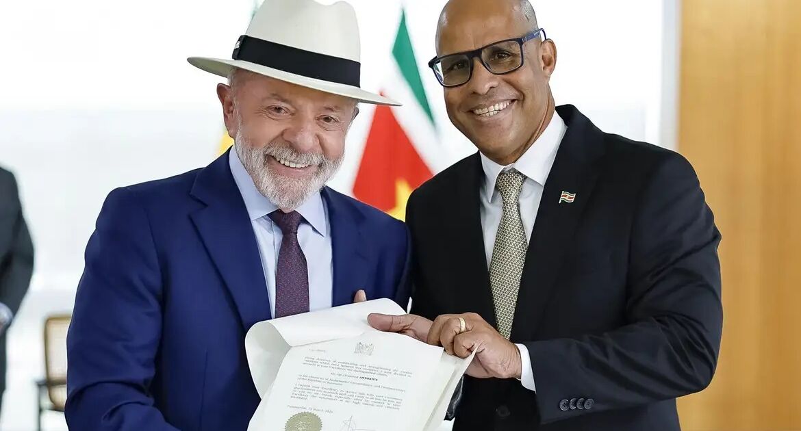 Lula recebe credenciais de sete novos embaixadores