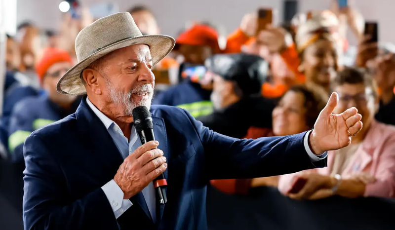 Lula diz que monitora preço dos combustíveis todos os dias