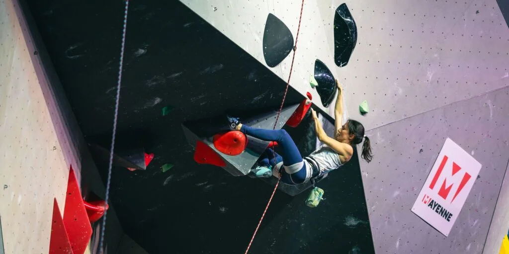 Brasileira conquista o ouro na Copa do Mundo de Paraescalada