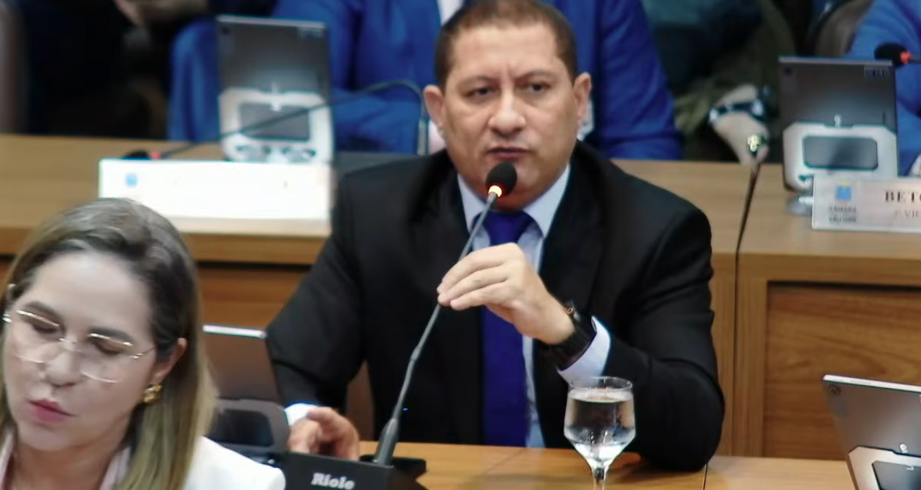 Câmara promulga lei do vereador Marquinhos que proíbe pessoas trans em banheiros femininos