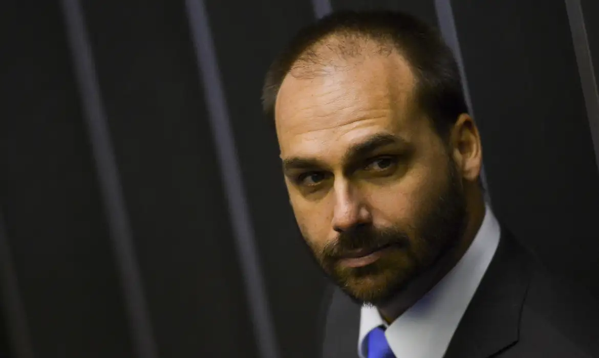 Eduardo Bolsonaro participou como produtor de filme que recebeu recursos de Vorcaro, revela site
