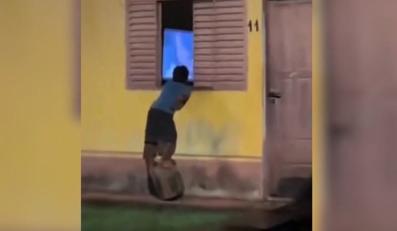 criança assiste TV pela janela da vizinha no AM e registro emociona web