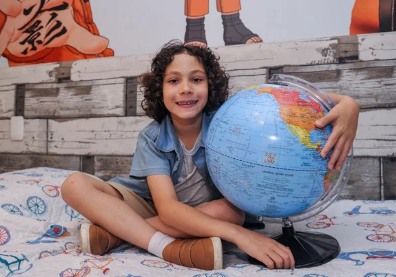 Menino de 12 anos inicia faculdade após conquistar nota máxima em vestibular