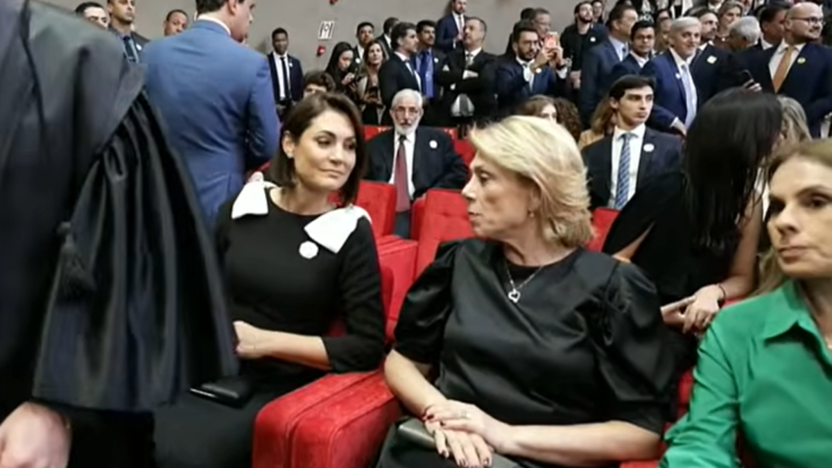 Esposa de Moraes senta ao lado de Michelle Bolsonaro