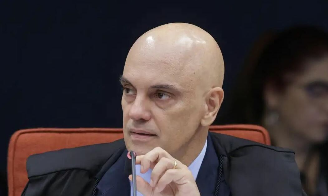Moraes aciona PGR sobre possível inclusão de Jair e Flávio Bolsonaro em investigação