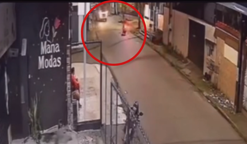 veja o momento em que motociclista é atingido por micro-ônibus
