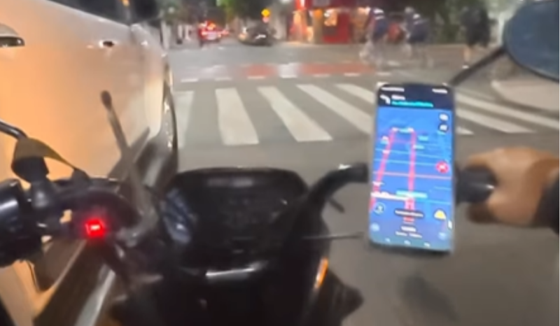motociclista viraliza após parar trânsito para pedir desculpas a motorista