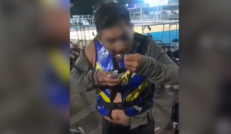 mototaxista é filmado usando pó suspeito antes de pilotar