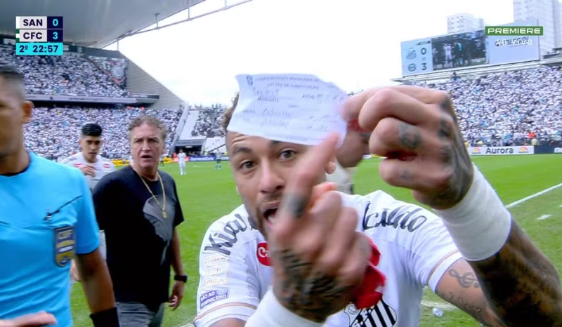 Neymar é substituído por engano e se revolta em derrota do Santos