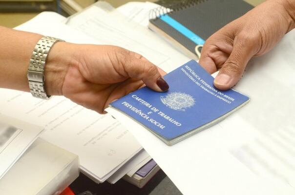 Desemprego no Brasil fica em 6,1% no 1º trimestre e mostra diferenças entre grupos sociais, aponta IBGE