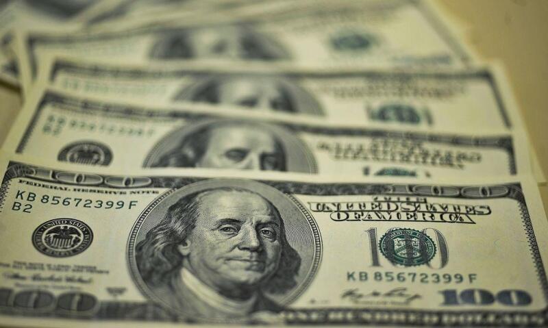 Dólar recua pela semana e encerra pregão abaixo de R$ 4,90