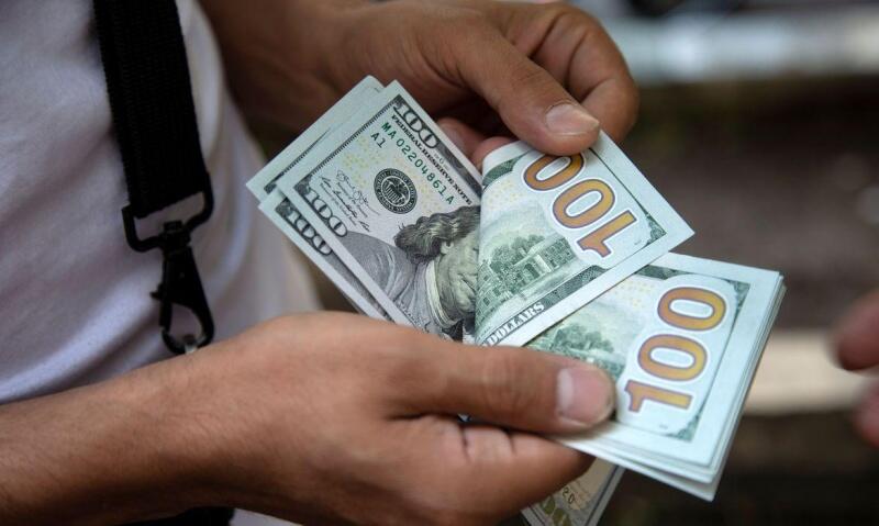 Dólar recua, Ibovespa retoma os 177 mil pontos e petróleo despenca com sinais de acordo
