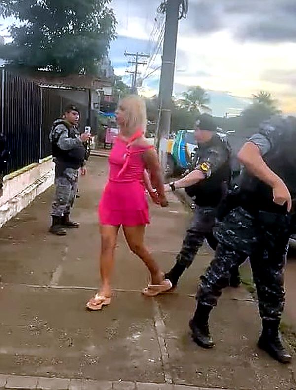 Traficante xinga PMs, resiste à abordagem e acaba presa com cocaína e droga sintética – SelesNafes.com