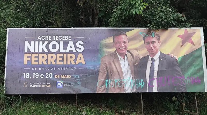 Outdoor com imagem de Nikolas Ferreira é alvo de vandalismo