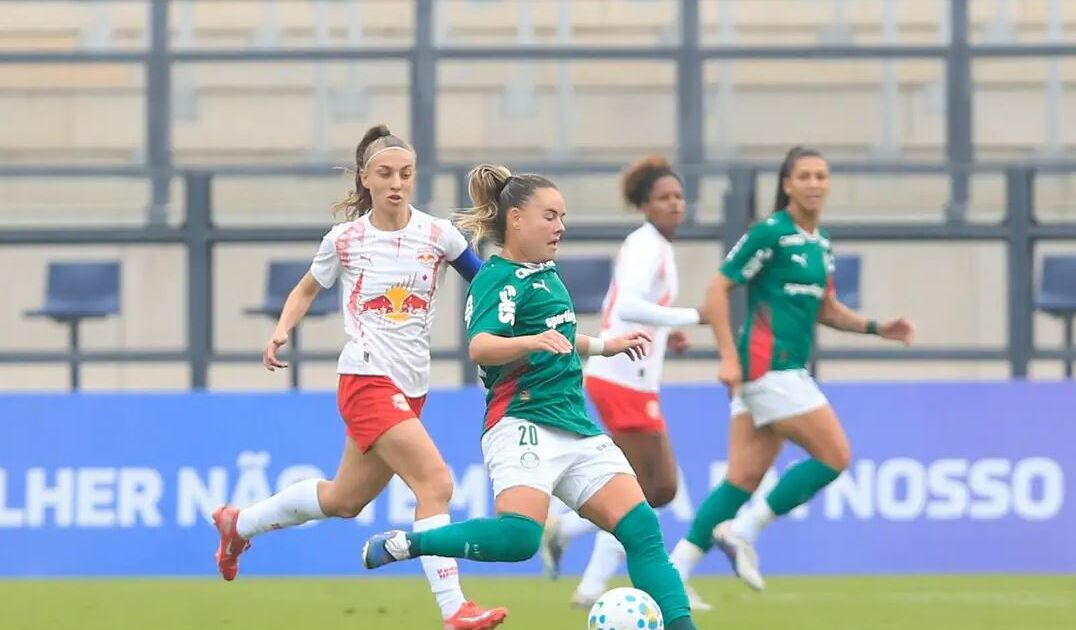 Palmeiras vence Bragantino e dorme na liderança do Brasileiro Feminino