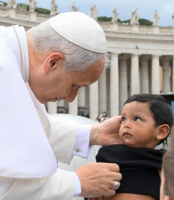 Após tentativas frustradas de gravidez, casal é surpreendido com bênção do Papa ao filho – SelesNafes.com