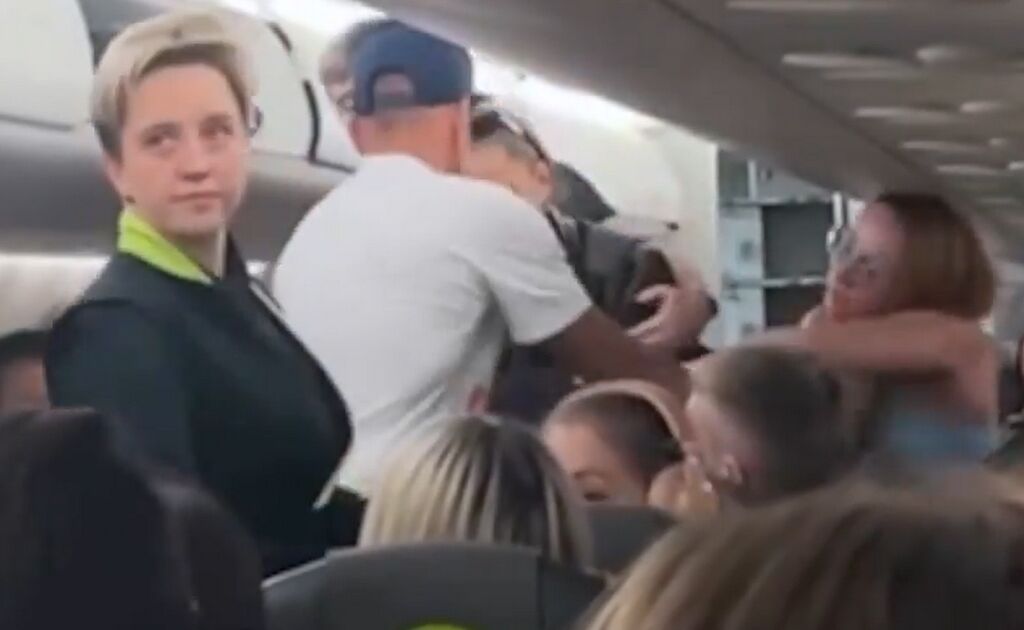 Passageiras saem no tapa em avião por bagagem e causam tumulto; VÍDEO
