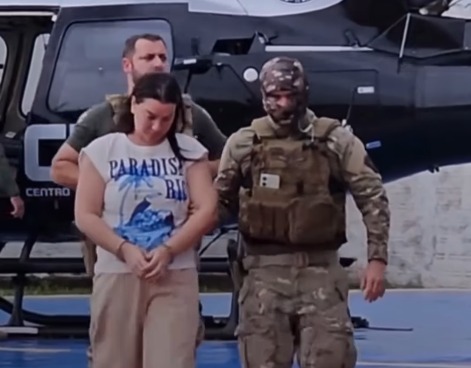 Patroa presa por tortura de grávida chega algemada