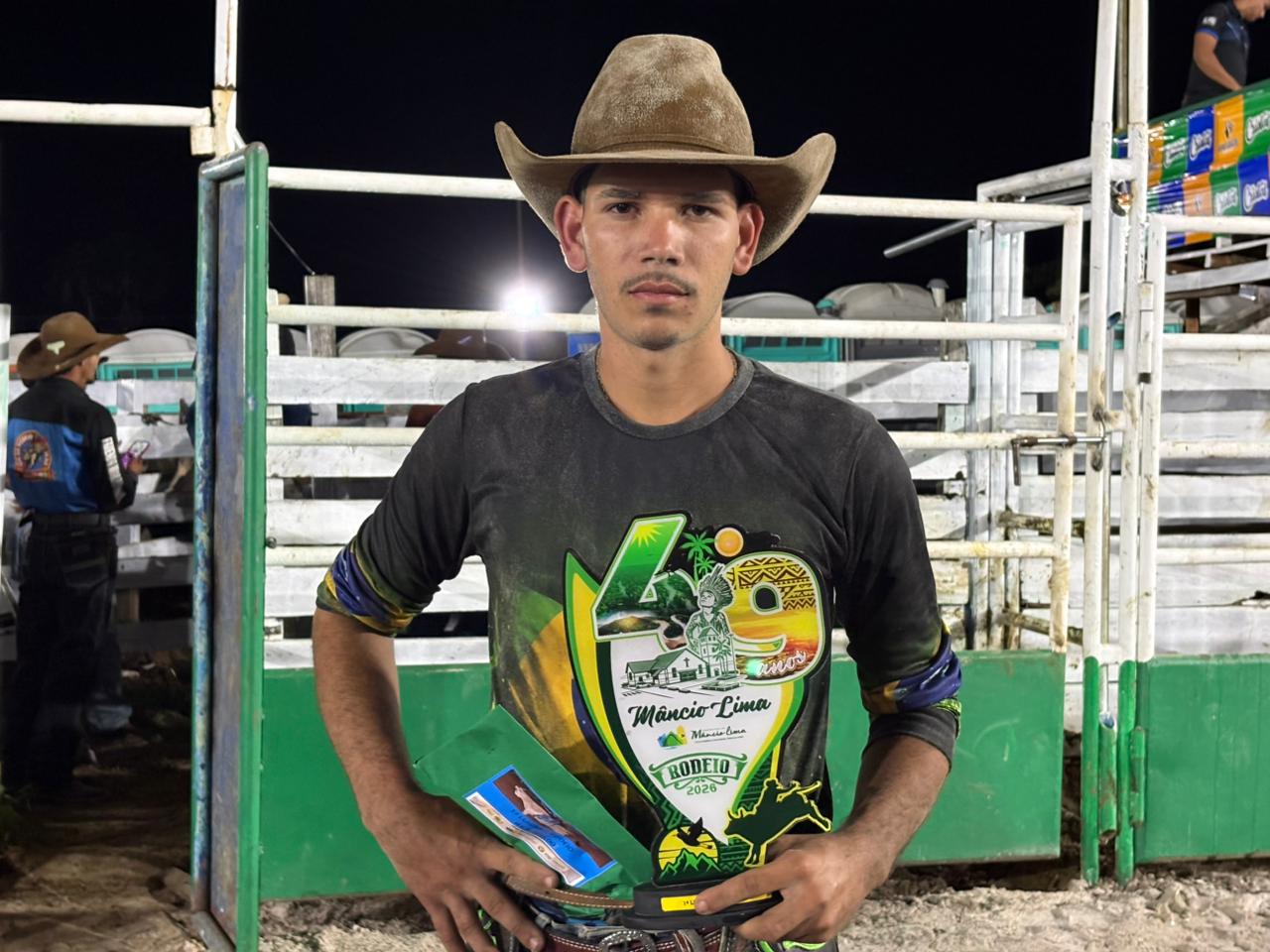 Jovem peão de Cruzeiro do Sul vence rodeio em Mâncio Lima