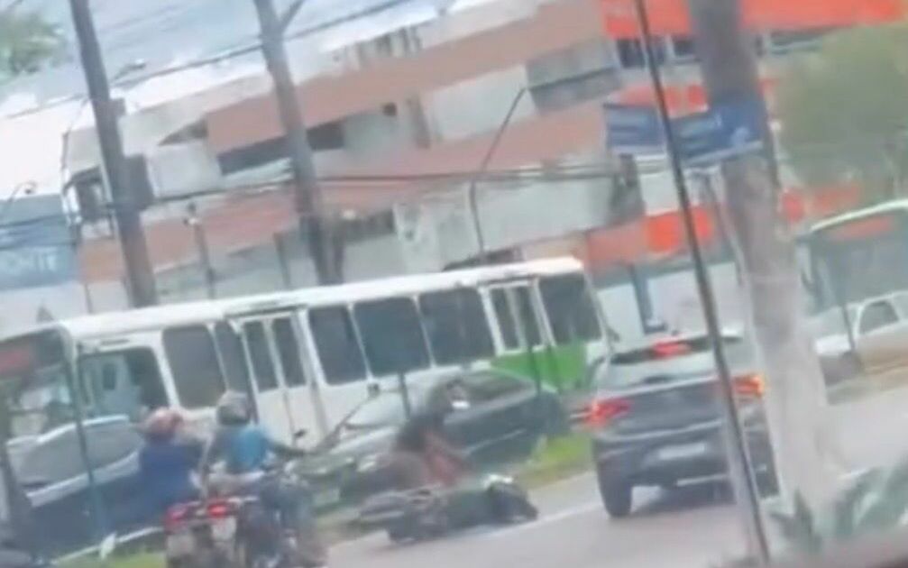 Veja momento em que motorista reage e derruba suspeito em fuga em Manaus
