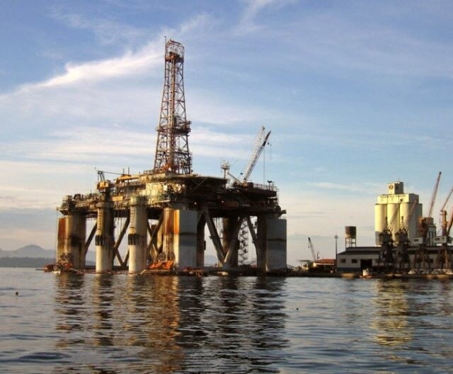 Petróleo fecha em queda e dólar ronda R$ 5 após sinais de cessar-fogo no Oriente Médio