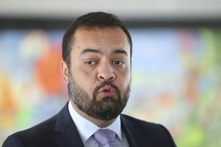 PF faz operação contra Cláudio Castro por suspeita de irregularidades em aportes no Banco Master