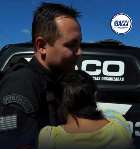 Mãe se desespera durante prisão de filho