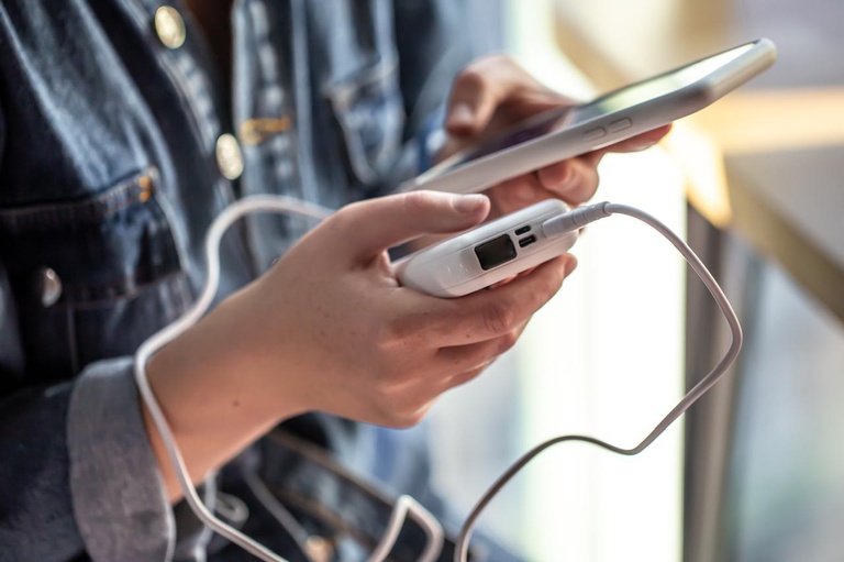 Transporte de power banks em voos tem novas regras; VEJA