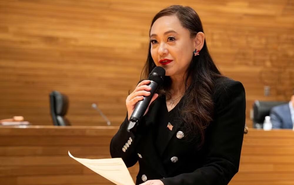 Prefeita de cidade na Califórnia renuncia após admitir ser agente da China