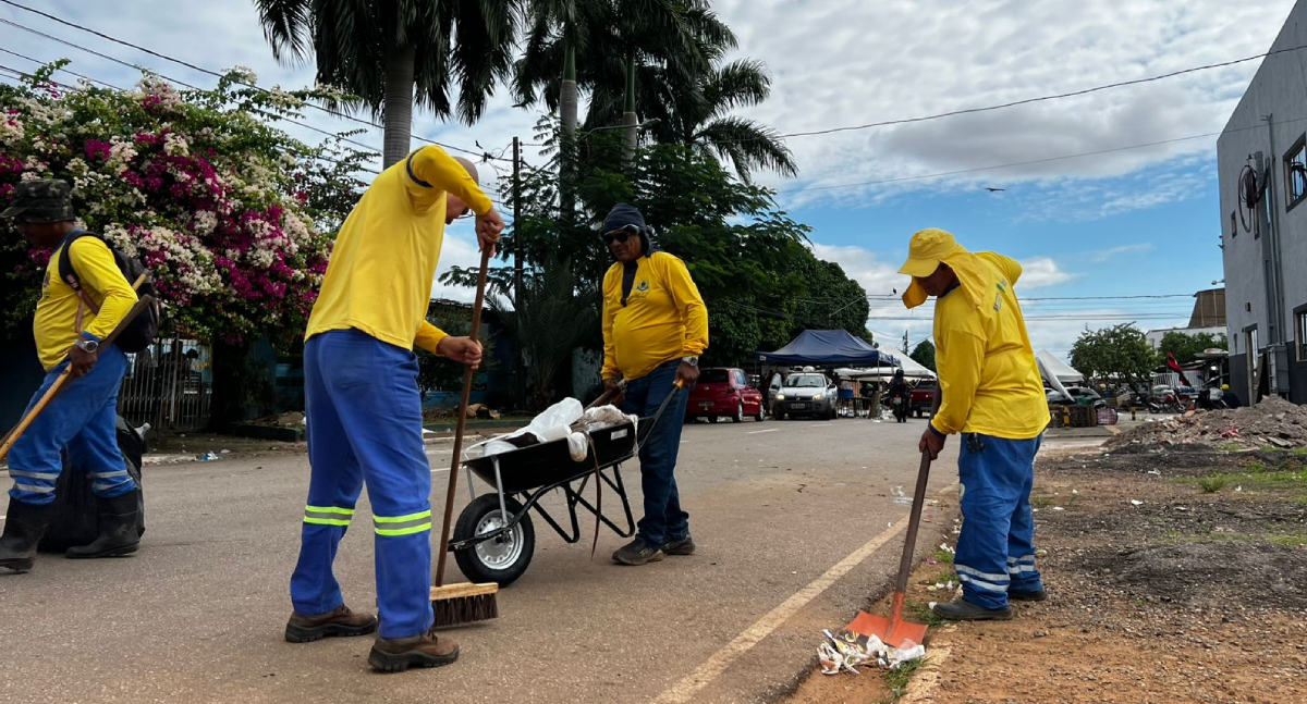 Prefeitura mantém limpeza das feiras livres com equipes atuando de domingo a domingo para garantir higiene e organização na capital