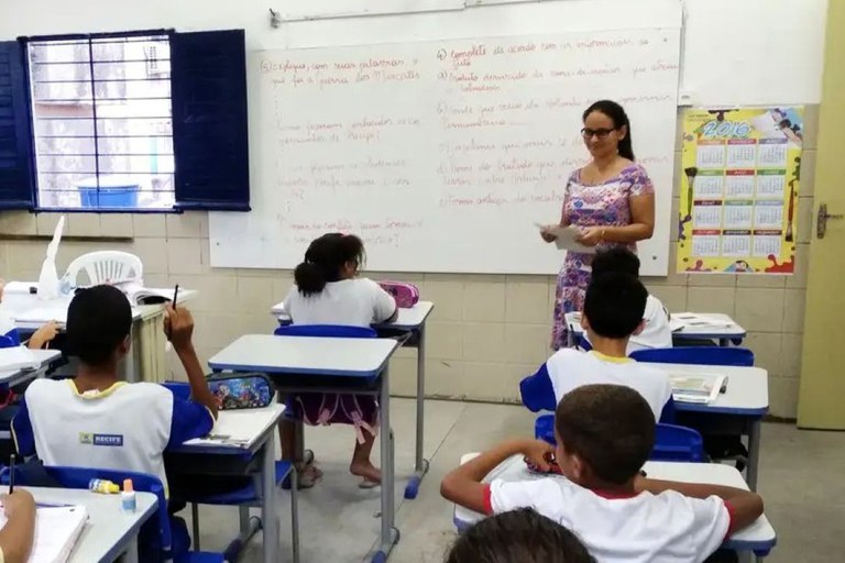 Senado aprova MP que estabelece piso de R$ 5.130 para professores