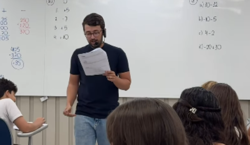professor viraliza ao usar “aura” e “passinho do Jamal” durante aulas