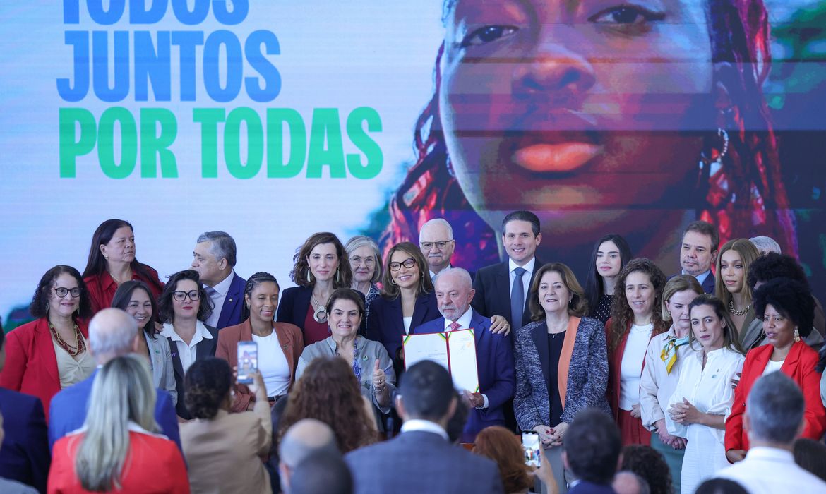 Lula assina decreto para reforçar proteção de mulheres no ambiente digital