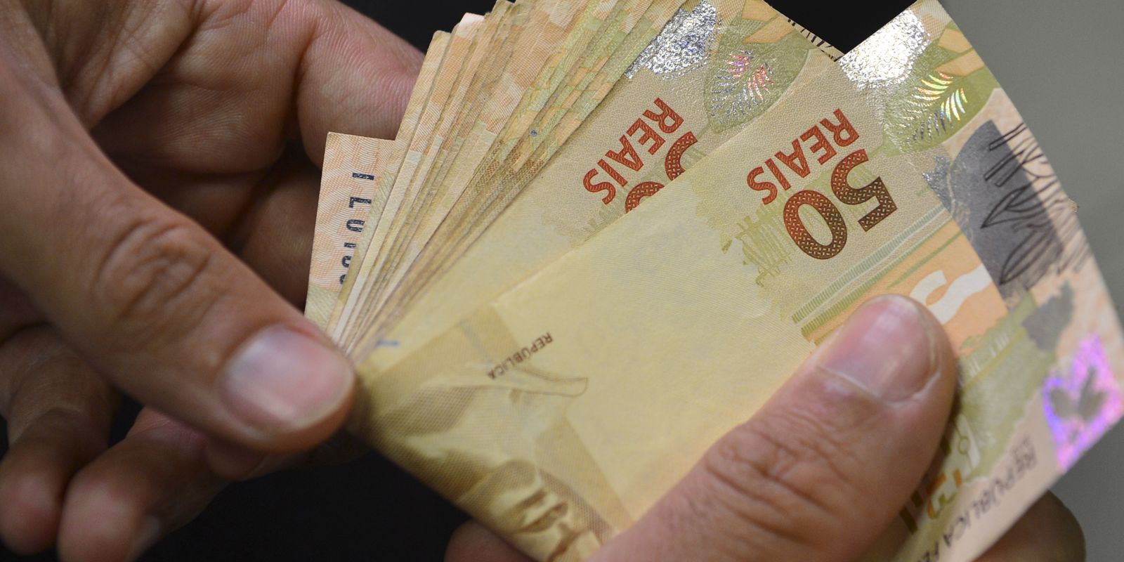 Na conta! Servidores da prefeitura recebem salário antecipado neste sábado