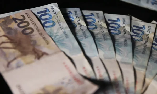 Renda média das famílias chega a R$ 2.264 e é recorde em 2025