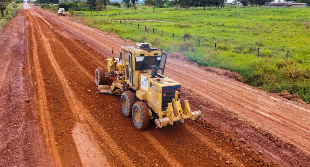 Reconstrução da RO-473 avança entre Teixeirópolis e Urupá para fortalecer logística regional