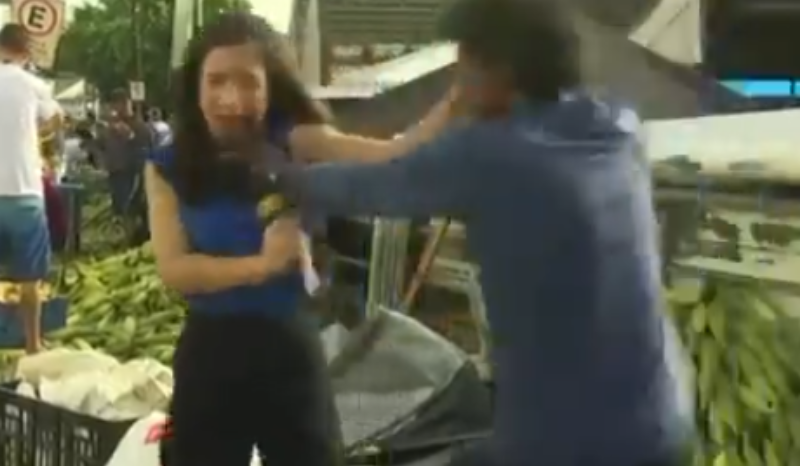 repórter é empurrada e agredida durante transmissão ao vivo