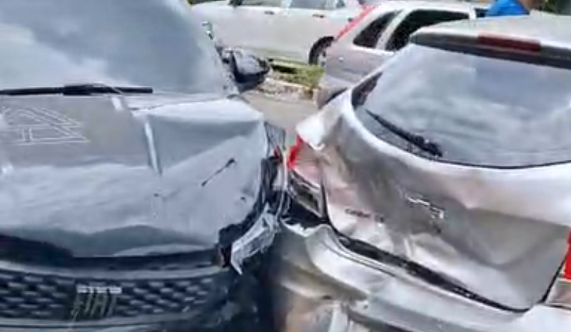 Trecho de avenida marcada por mortes continua travado após engavetamento
