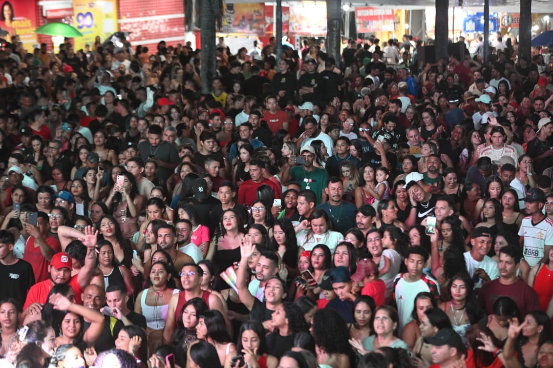 público lota o praça do Palácio Rio Branco para show de Tierry
