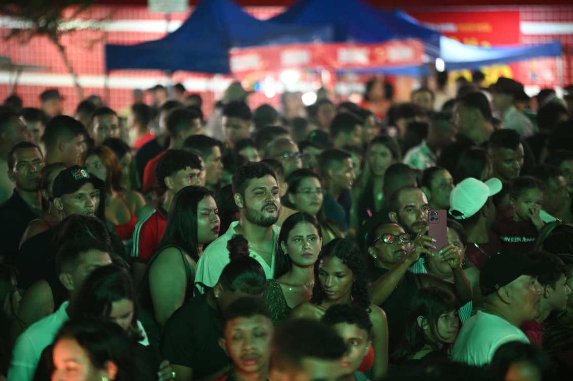 Tierry agita público em show no Palácio