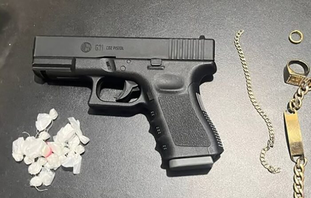 Após tentar fugir de abordagem, suspeito é preso portando simulacro de arma de fogo – Diário do Amapá