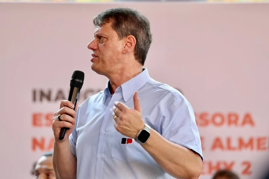 Tarcísio nega desgaste de Flávio Bolsonaro após áudio de cobrança a banqueiro