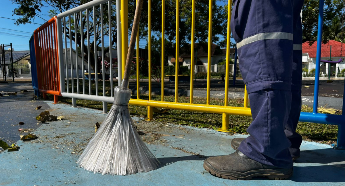 Vassouras recicláveis produzidas por reeducandos reforçam a limpeza pública em Porto Velho