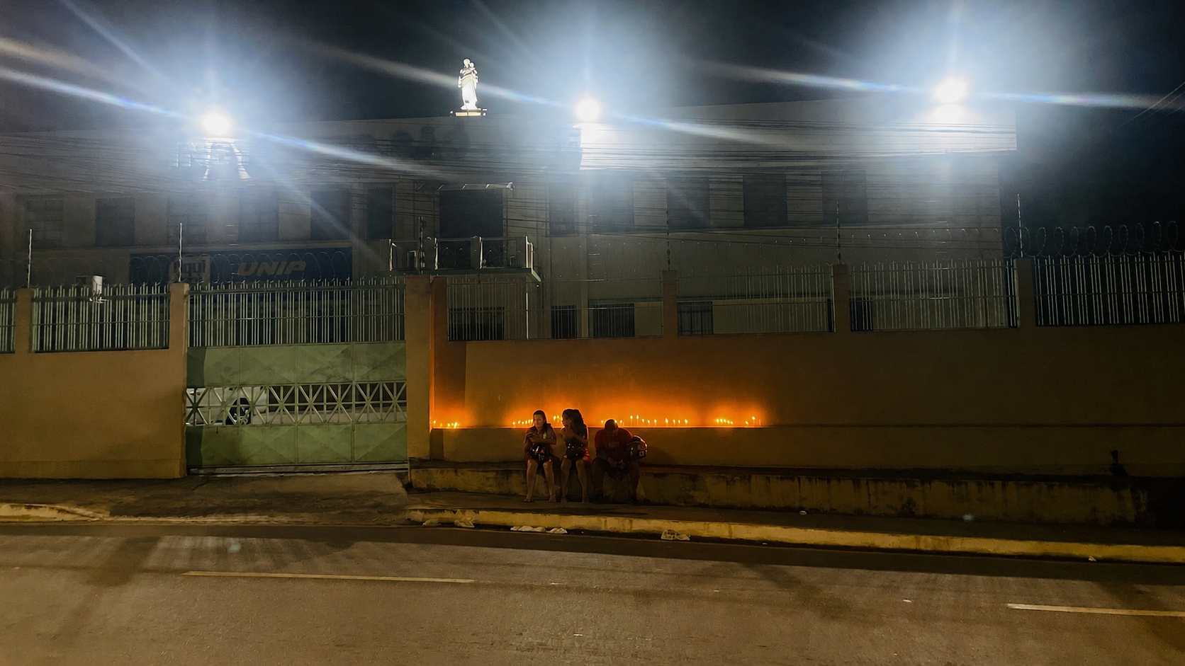 Velas acesas em frente ao Instituto São José marcam luto