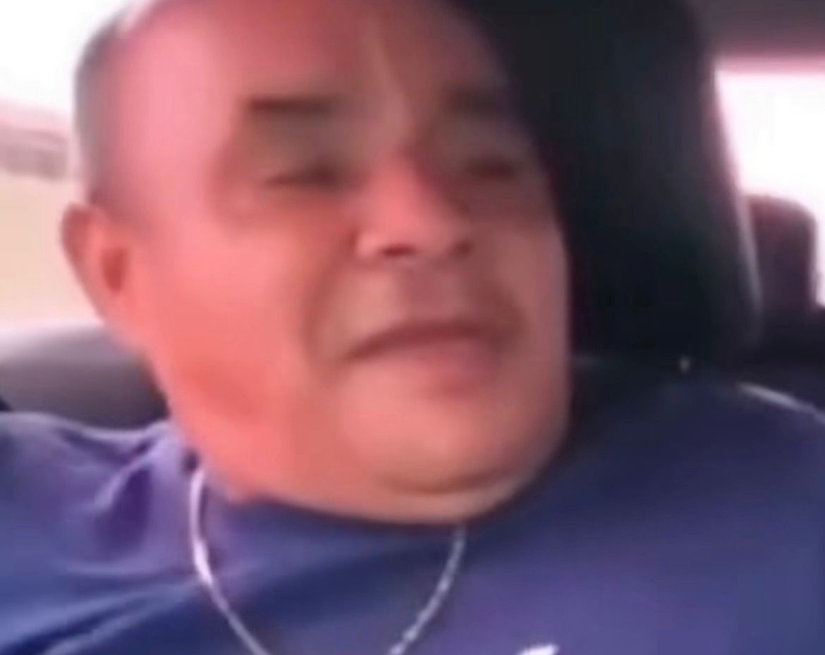 Vídeos que circulam em redes sociais mostram vereador recebendo maços de dinheiro em carro