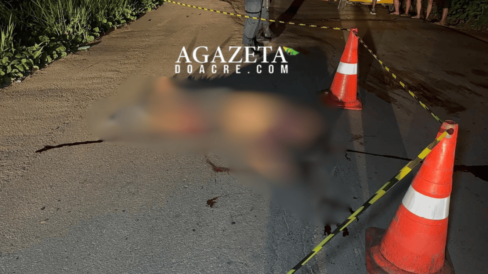 Motociclista morre e passageiro fica em estado grave após acidente com caminhão e carro na AC-10