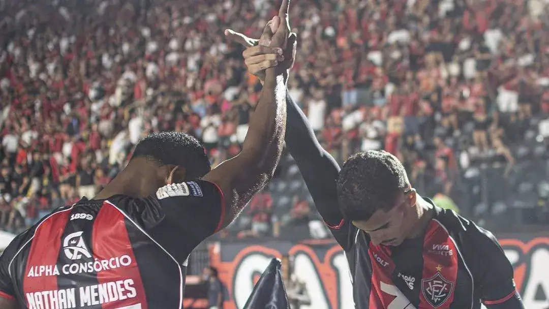 Vitória goleia Coritiba e se aproxima do G5 na tabela do Brasileirão