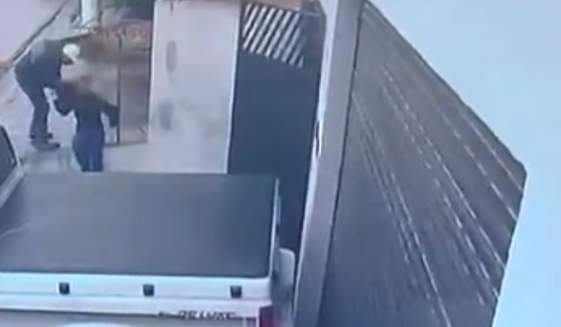 menino de 11 anos é agredido por vizinho após tocar campainha