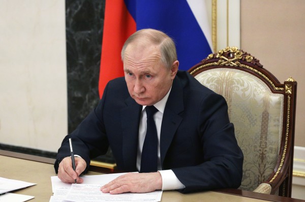 Presidente da Rússia proibe funcionários do Kremlin de usarem relógio; entenda