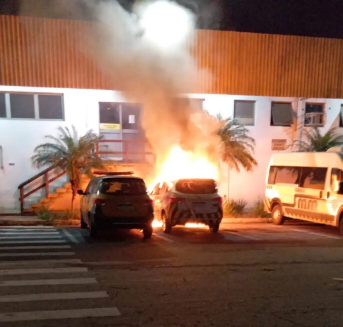 Incêndio na madrugada destrói viaturas em Goiânia; veja vídeo